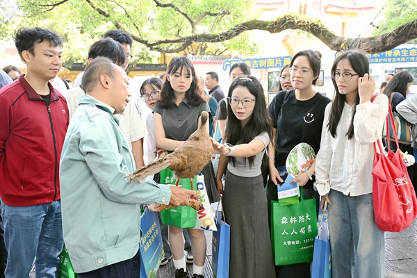為學生講解（扈鑫攝）.jpg