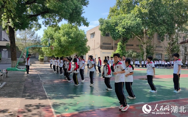 学校落实健康教育举措。