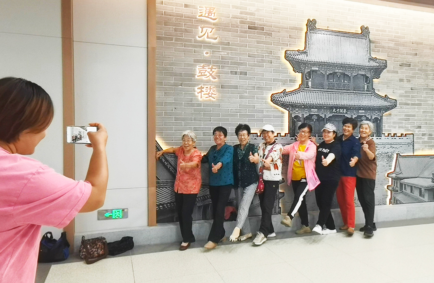 乘客在地铁新站拍照留念