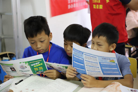 同學們在學習正版圖書相關知識