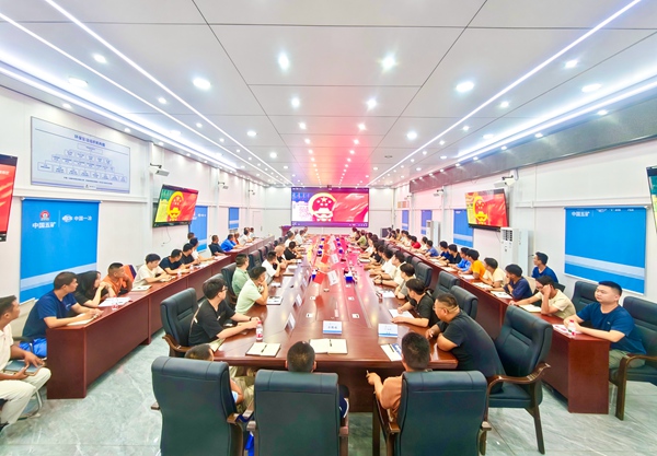 全體成員集中大會議室觀看紅色愛國教育電影。中國一冶供圖