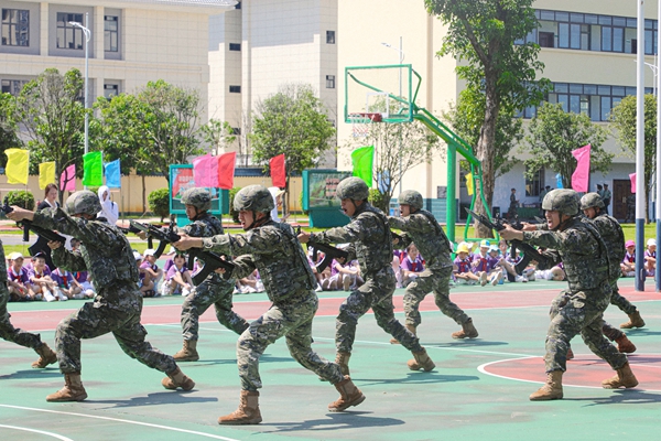 武警官兵正在進行操練。