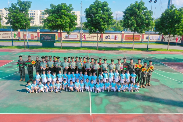 武警官兵和小朋友合影留念。