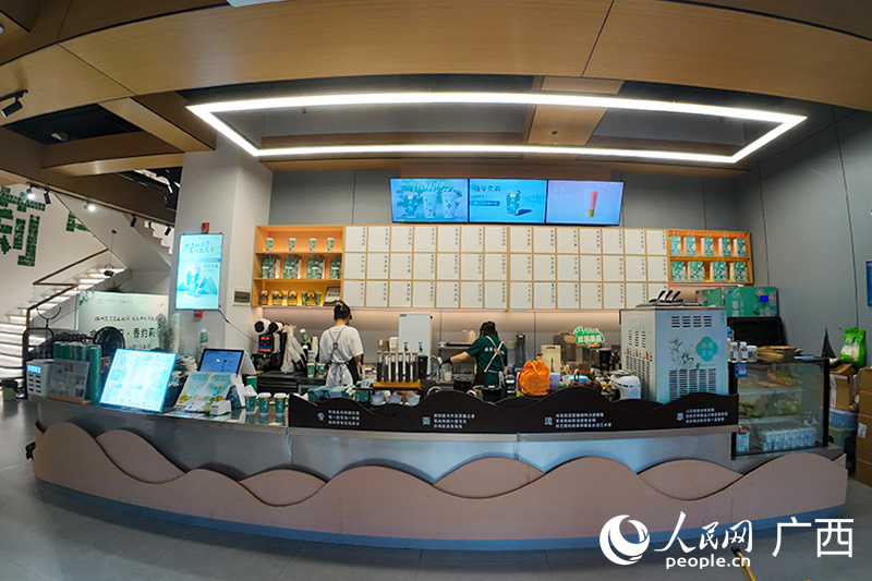 奶茶店店員制作茉莉花新中式茶飲。人民網 梁章暉攝