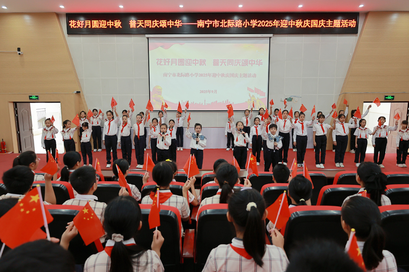 歌舞表演《祖國在我心中》。