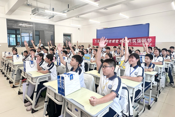 同学们积极举手、争相作答。陈荣梅摄