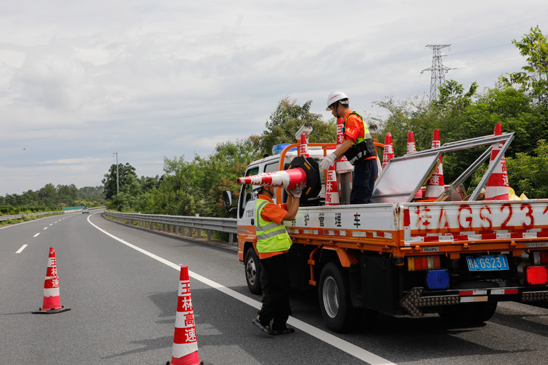 進行道路封閉。李玉華攝
