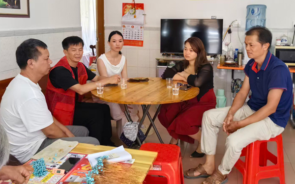 同心鎮工作人員正在入戶走訪農戶。梁麗欣攝