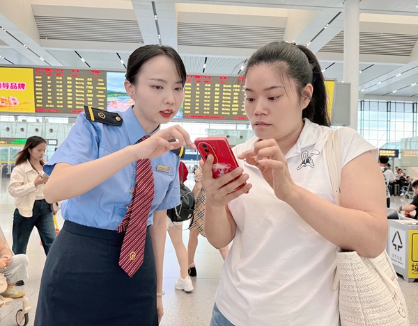 南寧東站工作人員解答旅客問詢。於莉攝