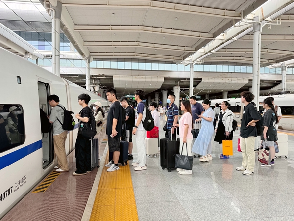 南寧東站站台旅客有序上車。於莉攝