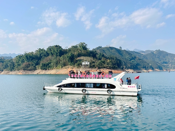 圖為：游船載著游客在碧藍湖面上航行，四周青山疊翠，盡顯湖光山色之美-1.jpg