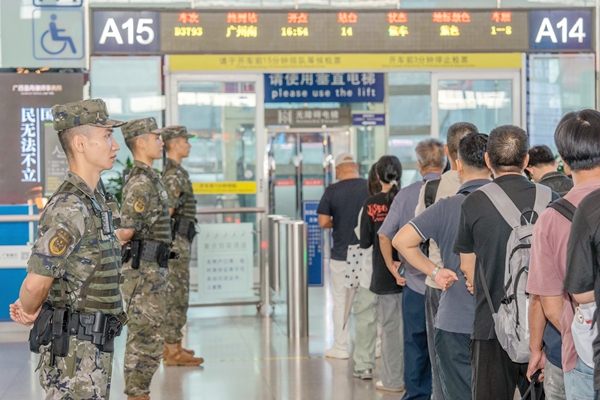 武警官兵正在維護出行秩序。