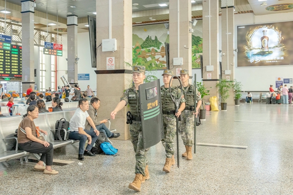 武警官兵正在進行徒步巡邏。