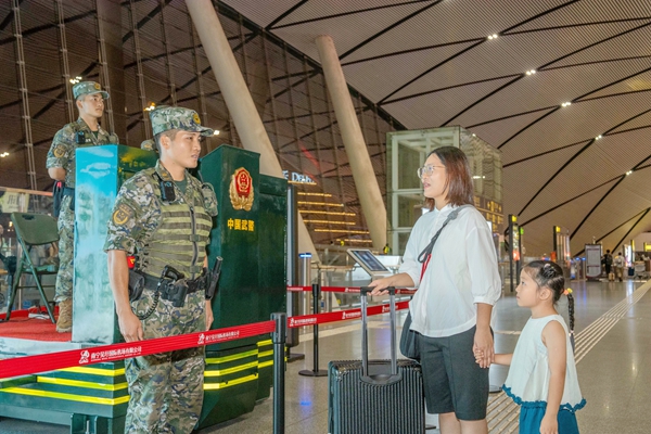 武警官兵正在解答旅客問題。