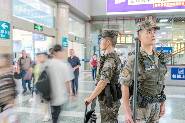 武警官兵正在重點出入口定點警戒。