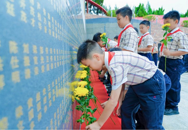 學生代表向烈士敬獻鮮花。主辦方供圖