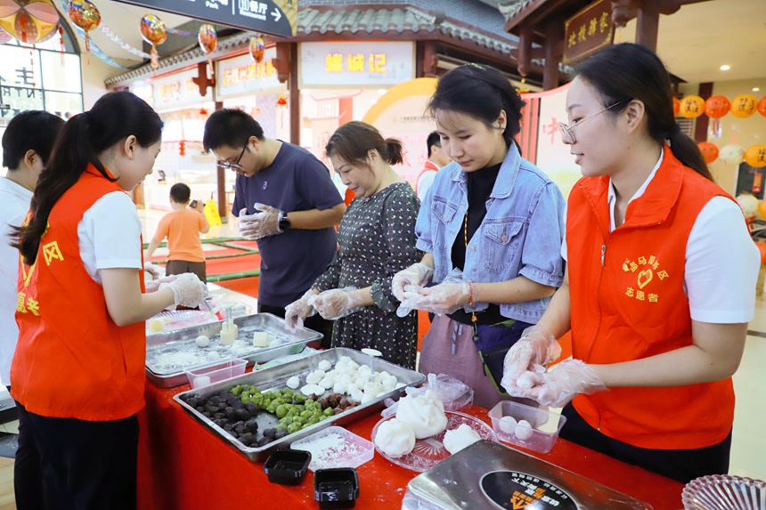 司乘參與DIY月餅制作。劉艷艷攝