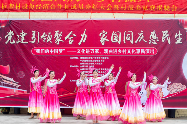 舞蹈表演《花開中國》。李天一攝