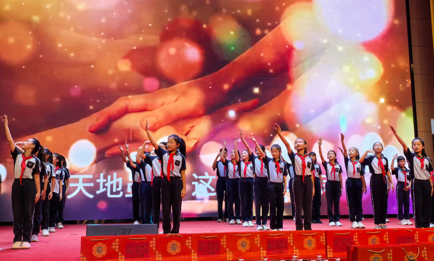 南宁市明天学校学生代表共同演绎手语舞《感恩的心》。席路艳摄