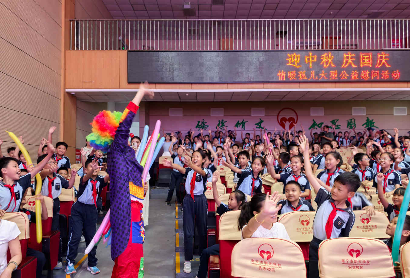 艺术家张涛与孩子们快乐互动。席路艳摄