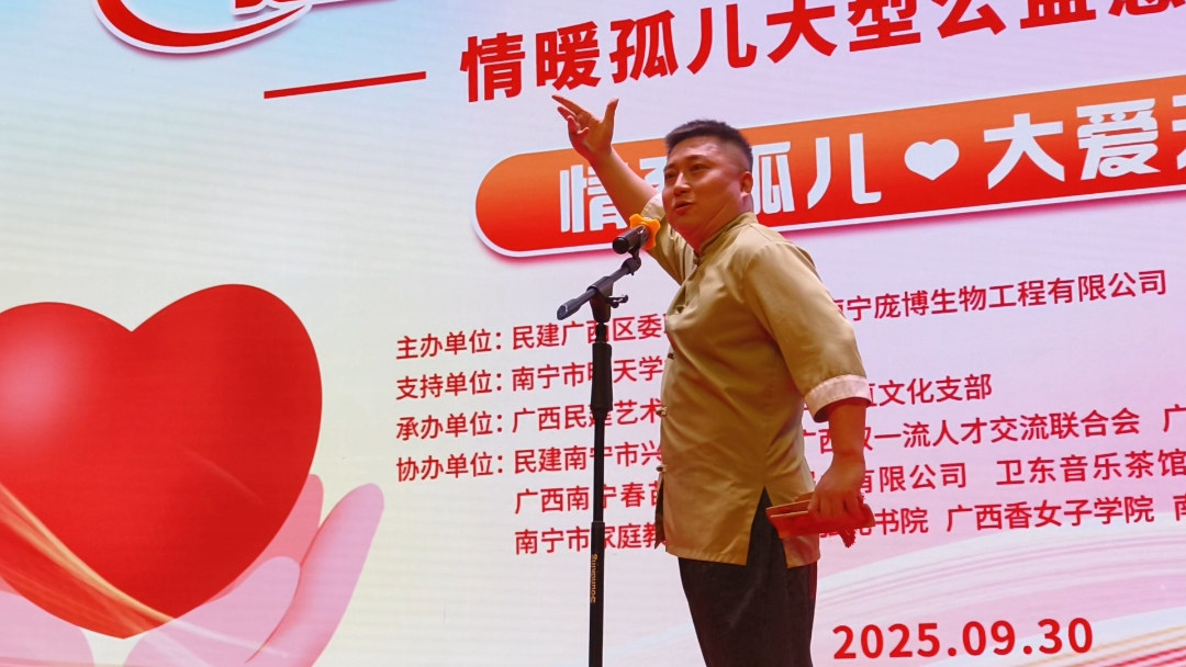 艺术家吕遵强的表演引来阵阵掌声与笑声。席路艳摄