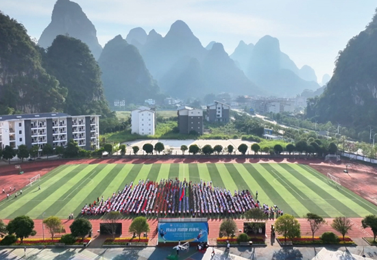 阳朔县在阳朔镇第二中学举行升国旗仪式。