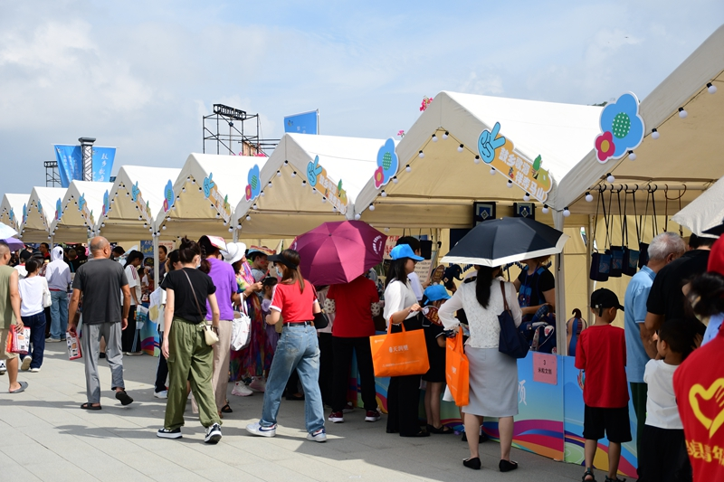 帳篷集市現場。龐惠文攝