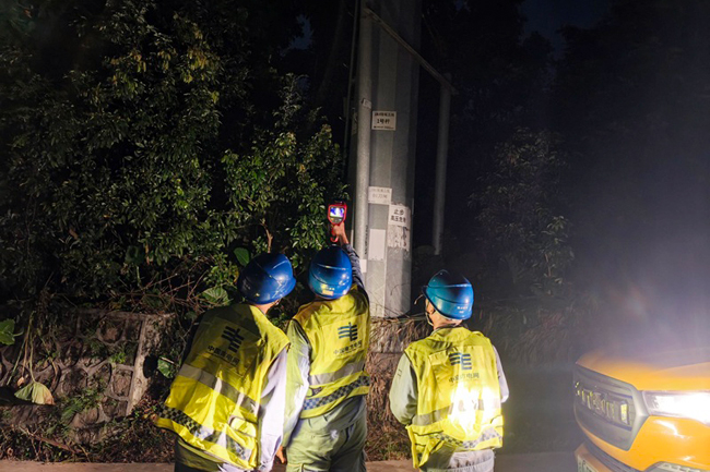 10月3日，陸川供電局組織運維人員對轄區線路進行夜巡測溫，確保設備正常運行。劉俊丁攝