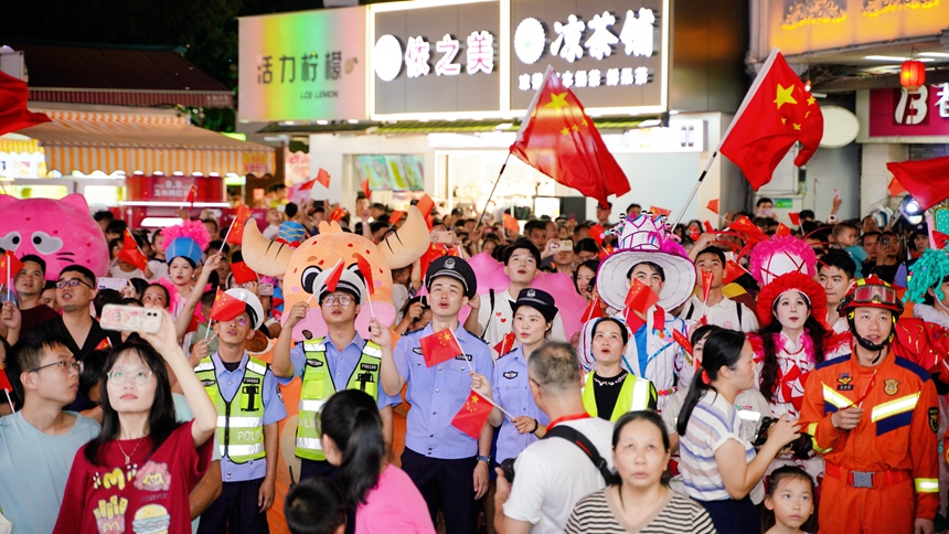 市民游客挥动国旗合唱《歌唱祖国》