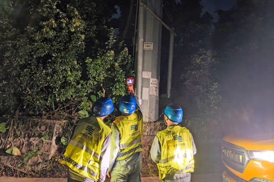 為應對台風“麥德姆”，南方電網廣西玉林陸川供電局組織運維人員對轄區線路進行夜巡測溫，確保設備正常運行。劉俊丁攝