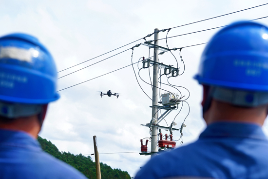 10月7日，南方電網廣西桂林供電局支援北海，在北海市合浦縣10千伏曲書線開展故障線路無人機巡視工作。陸國輝攝