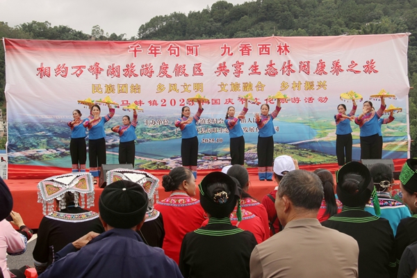 演員們正在台上表演。黃婧晗攝