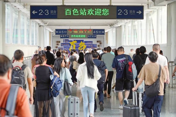 旅客在百色站有序出行。秦塬棋攝