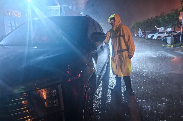 台風天氣高速公路封閉后，工作人員溫馨提示司乘留在服務區休息。黃承輝攝