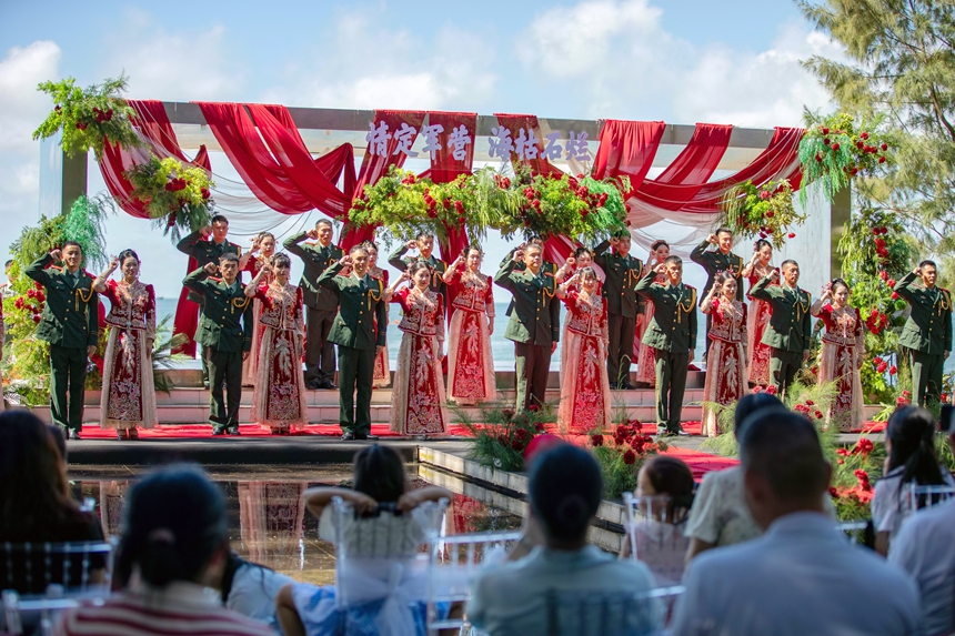 新人們在宣讀結婚誓言。