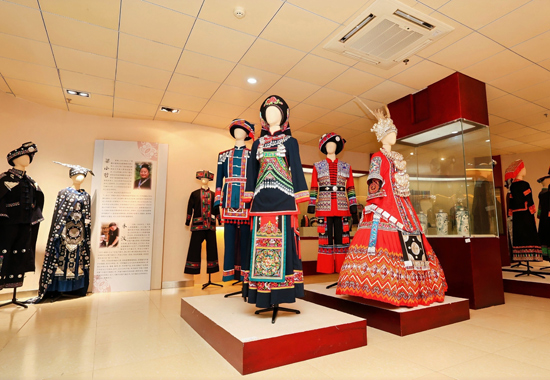 民族服饰作品展示。广西民族大学供图