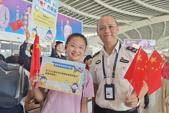 旅客積極參與乘機知識趣味問答。王劍攝