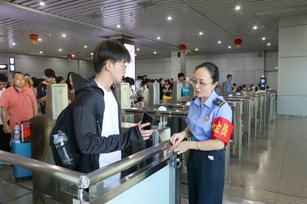 國慶中秋雙節假期期間，桂林火車站黨員骨干為旅客答疑解惑。鄭長賢攝