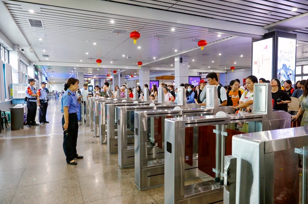 國慶中秋雙節假期期間，桂林火車站客運工作人員加強檢票宣傳。鄭長賢攝
