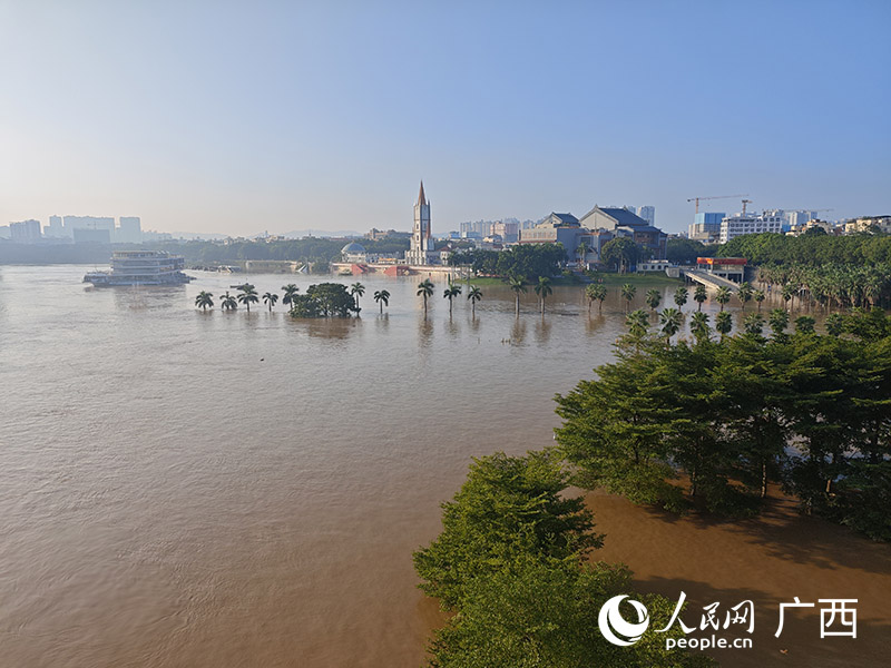 10日早晨，亭子碼頭仍被洪水淹沒。人民網 雷琦竣攝