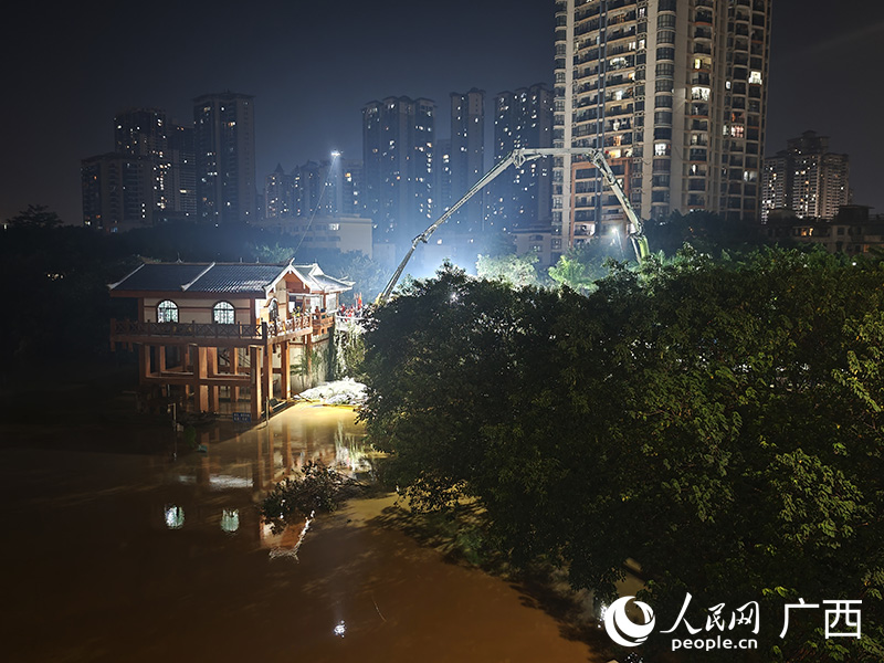 9日晚，南寧北大橋堤外搶險工作仍在進行。人民網 雷琦竣攝