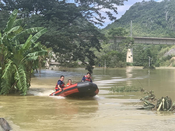 梁瑞聪(左二)乘坐冲锋舟到屯里去转移群众。隆桑镇人民政府供图