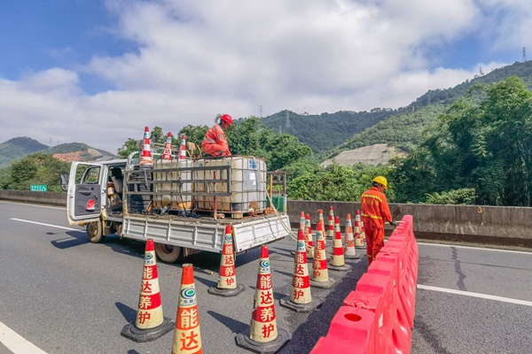 10月9日，高速公路养护人员在现场作业。梁力升摄