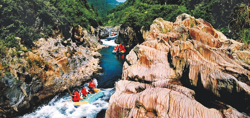 游客在资源县体验峡谷漂流
