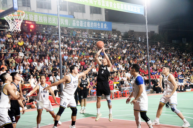 球员在比赛中投篮。记者林显威摄