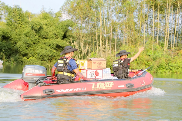 为受困群众送去生活物资。