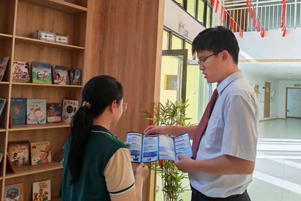 广发银行南宁分行工作人员为幼儿园老师普及金融知识讲解风险案例。吕慧娟摄