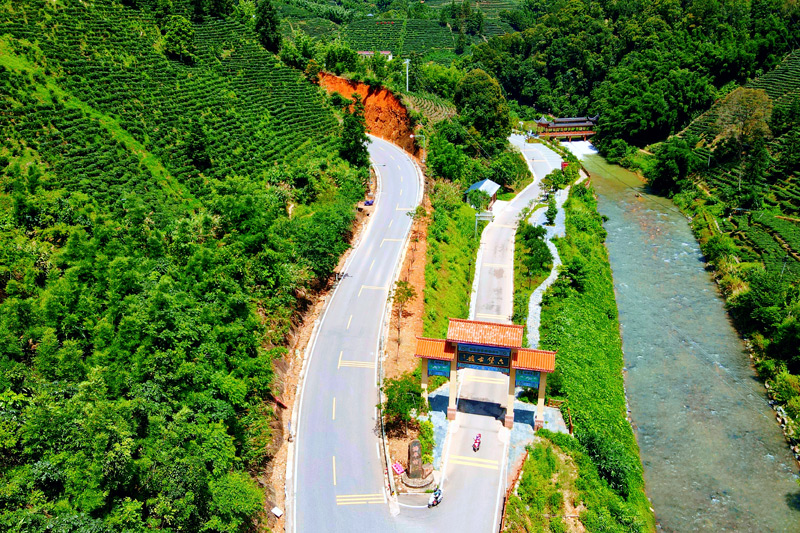 国道355线梨马路六堡镇塘平村路段。向霖摄