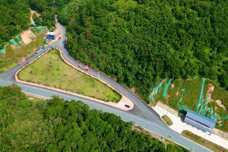 国道355线梨马路沿线停车休憩区。向霖摄
