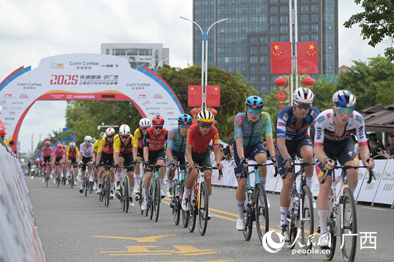 2025环广西公路自行车世界巡回赛在防城港开赛。人民网 雷琦竣摄